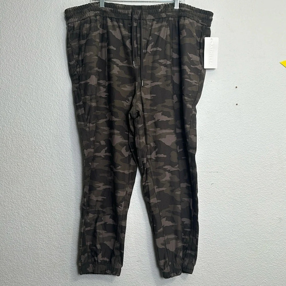 Athleta Farallon Joggers Camo Print Pull On Women Size 26 NWT Activewear Pants - Picture 2 of 12